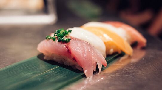 Les plats de poisson frais sont un réservoir de protéines et d'acides gras dans l'alimentation japonaise