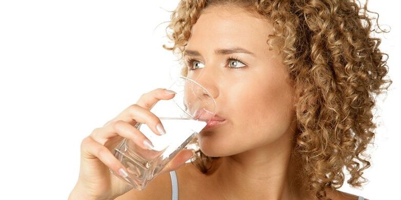 Avec un régime alimentaire, vous devez consommer 1, 5 litre d'eau purifiée, ainsi que d'autres liquides