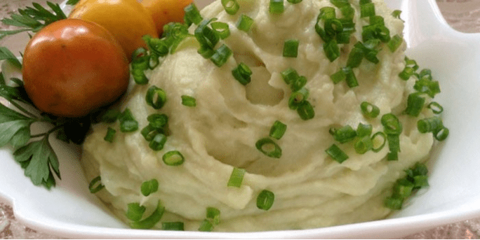 Purée en chou colorée avec des tomates
