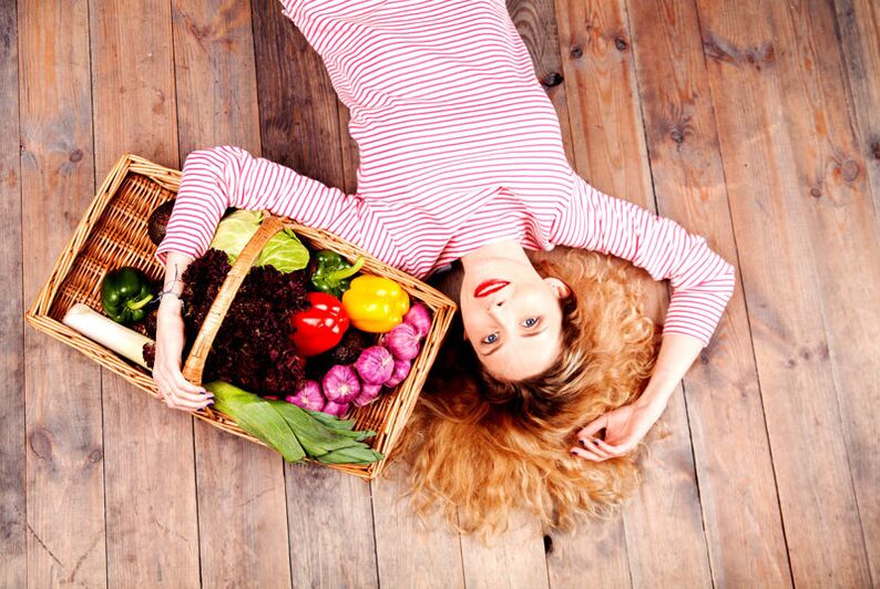 Fille avec un panier de légumes